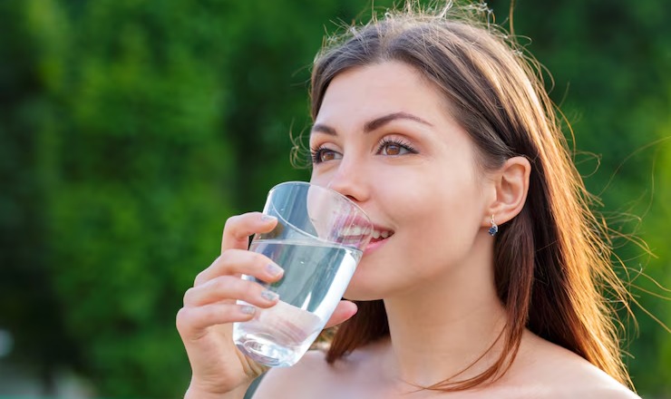 Bere acqua (freepik) - piemontetopnews