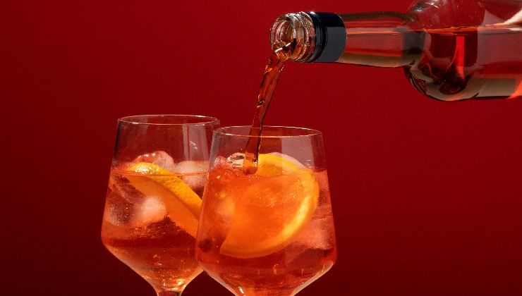 Non bere questo drink alcolico: al bar lo prendiamo tutti per passare il tempo