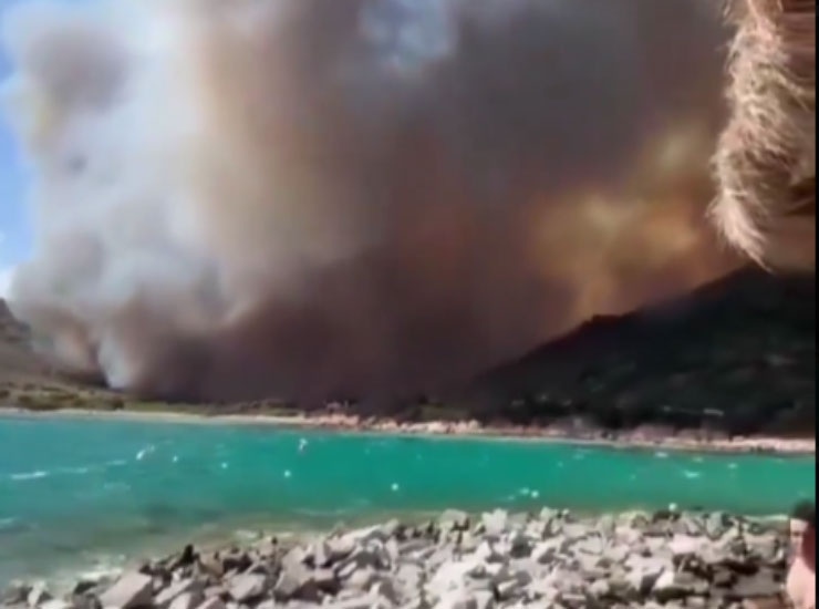 Il drammatico momento dell'incendio a Punta Molentis - Piemontetopnews.it