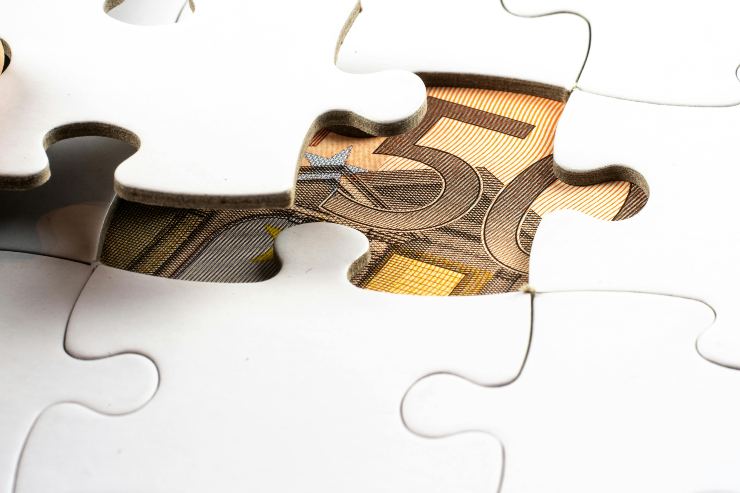 50 euro sotto un puzzle