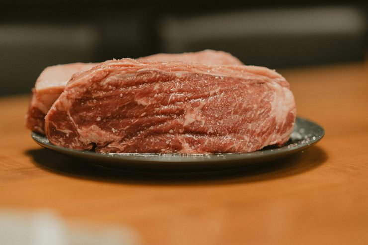 carne in un piatto