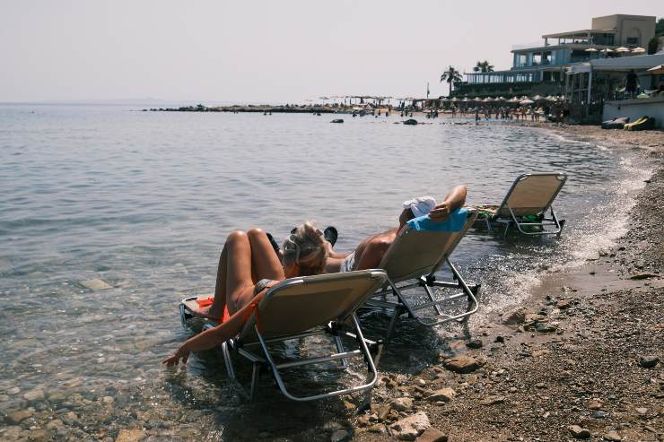 persone in riva al mare