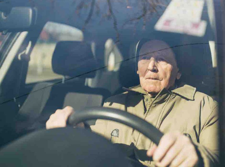 Anziani al volante, le nuove regole per il rinnovo della patente - Piemontetopnews.it