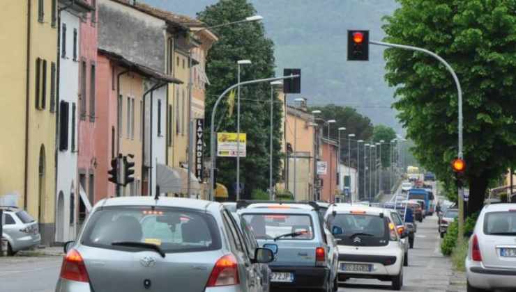 €1000 di multa se al semaforo si affianca la pattuglia: la luce rossa ti costa la sanzione 