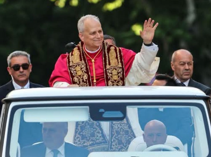 Papa Leone XIV sulla papamobile - Piemontetopnews.it