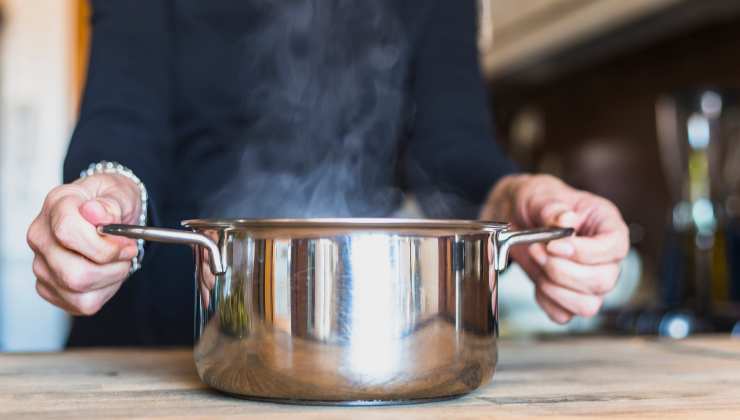 Il trucco della pentola per ridurre la bolletta: 40% in meno impiegando 5 minuti una volta al mese