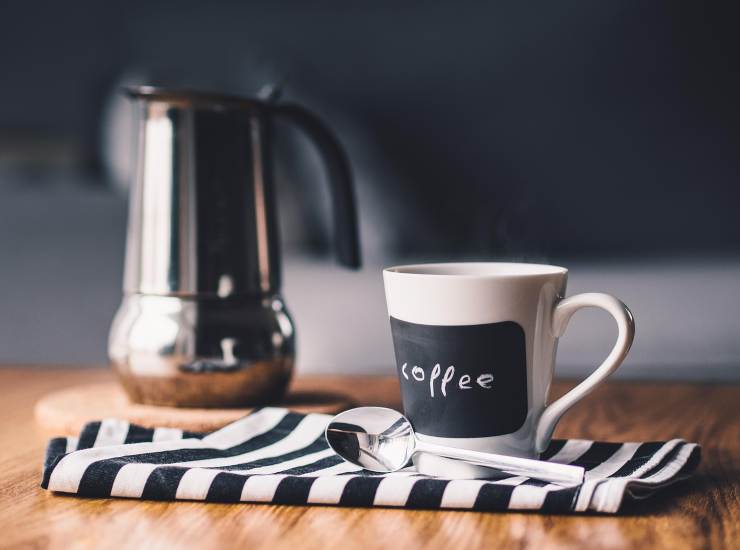 tazza di caffè e moka