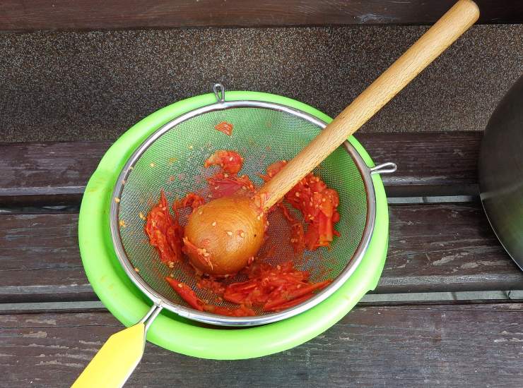 passata di pomodoro con setaccio