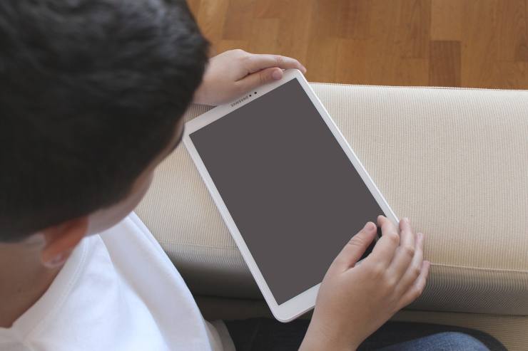 ragazzo con tablet