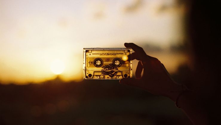 una musicassetta tenuta in controluce