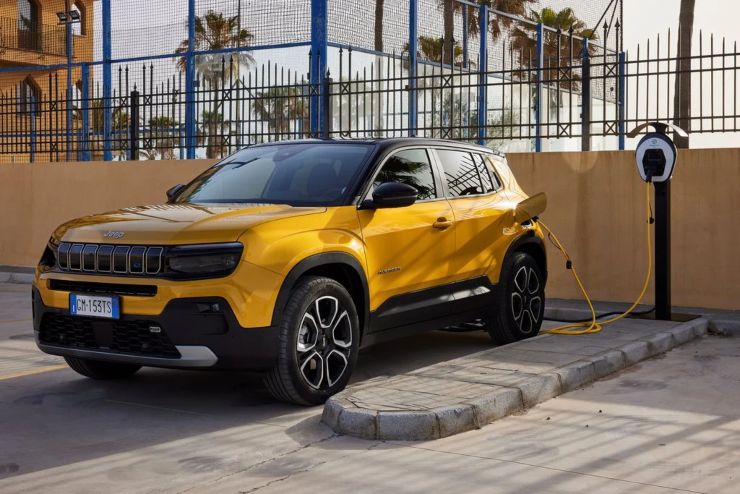 La Jeep Avenger si converte all'elettrico