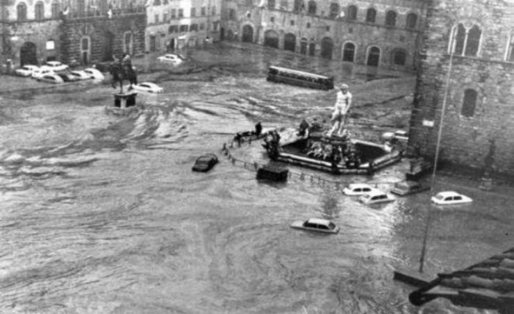 Piazza della Signoria durante l'alluvione