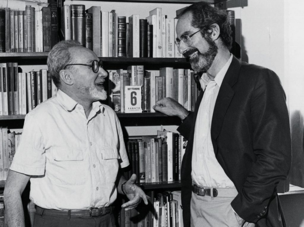 Da sinistra: Primo Levi (Torino, 1919-1987), testimone straordinario dell’orrore di Auschwitz, assieme allo scrittore americano Philip Roth (1933)