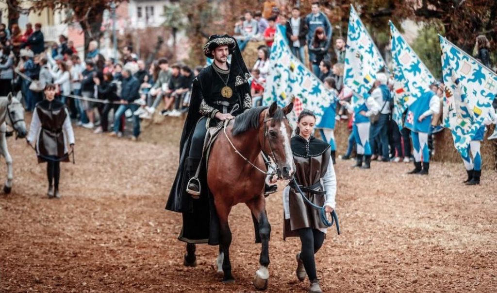 Tra Fiera e Cena medievale Cocconato si tuffa nel passato, in attesa del Palio degli asini