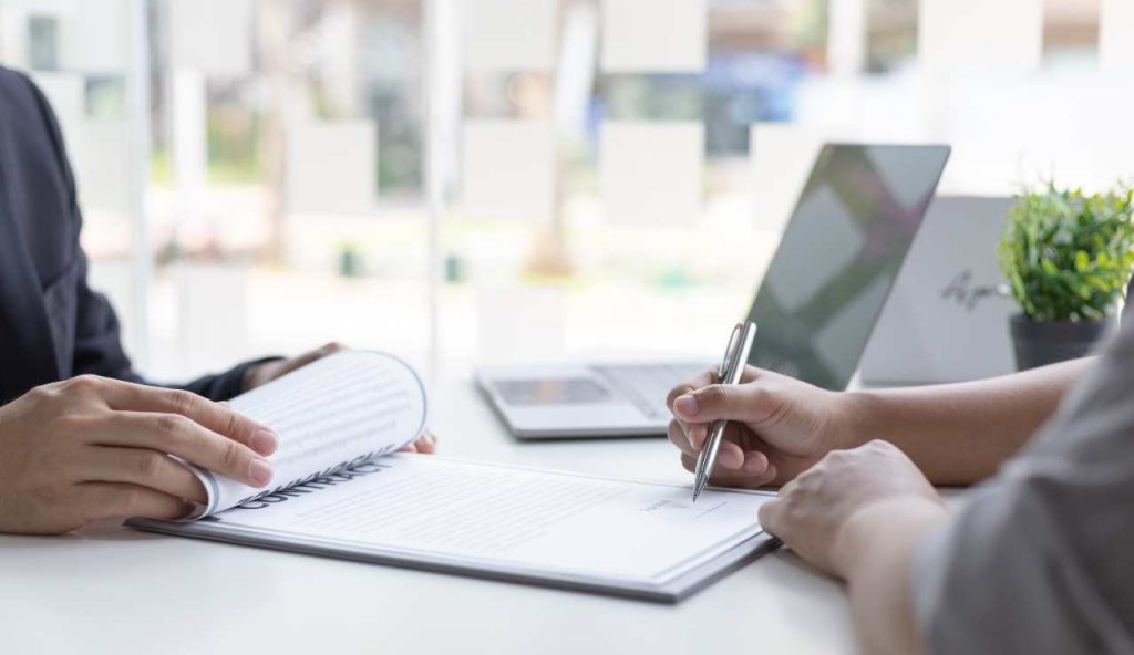 Firma del contratto - fonte_Canva - piemontetopnews.it