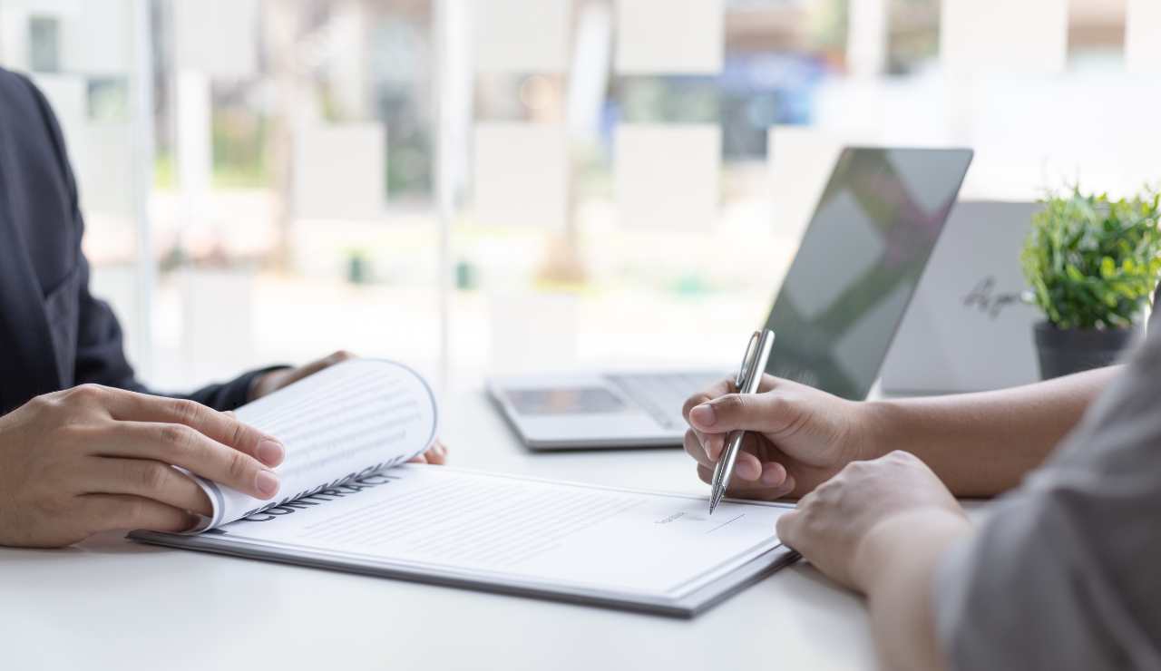 Firma del contratto - fonte_Canva - piemontetopnews.it
