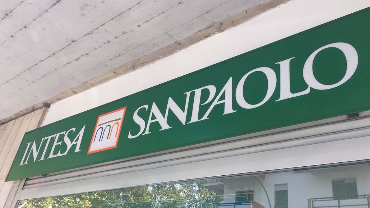 Intesa Sanpaolo, chiuse filiali e sportelli: o prelevi tutto oggi stesso o perdi fino all’ultimo centesimo