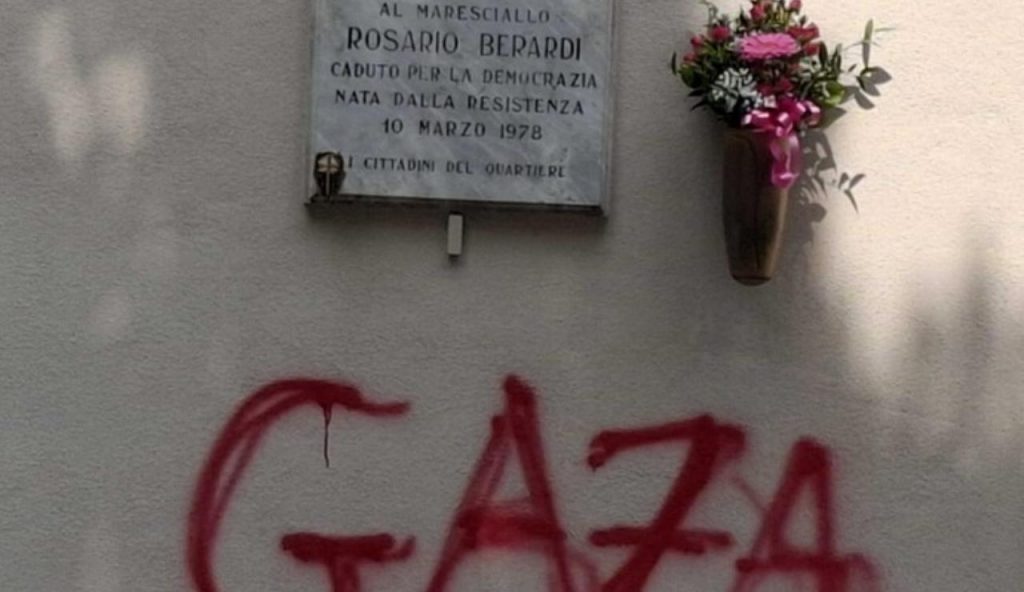 La lapide imbrattata a Torino
