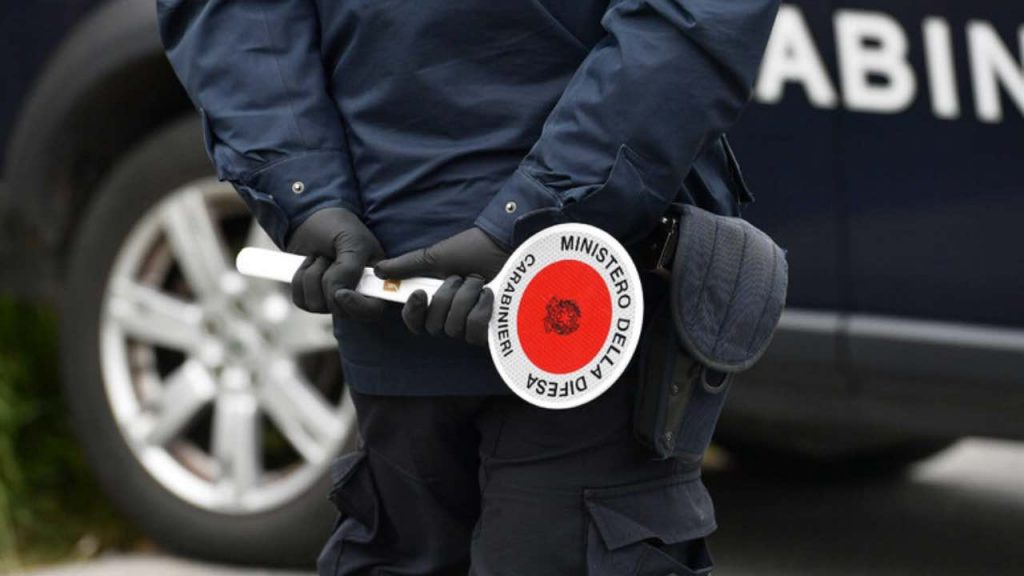 “Agente, stavo solo facendo la spesa”: 3mila euro di multa e 5 anni di reclusione | Dovete morire di fame e di sete