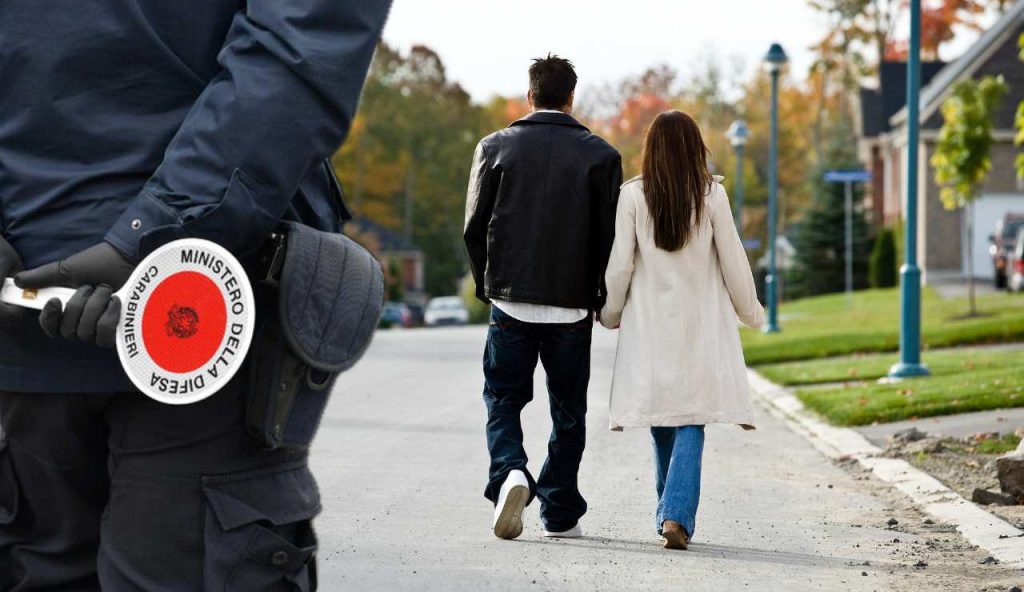 “Agente, stavo solo camminando”: 694 euro di multa | Introdotta la ‘Tassa Cammino in Strada’, non potete più girare a piedi da oggi