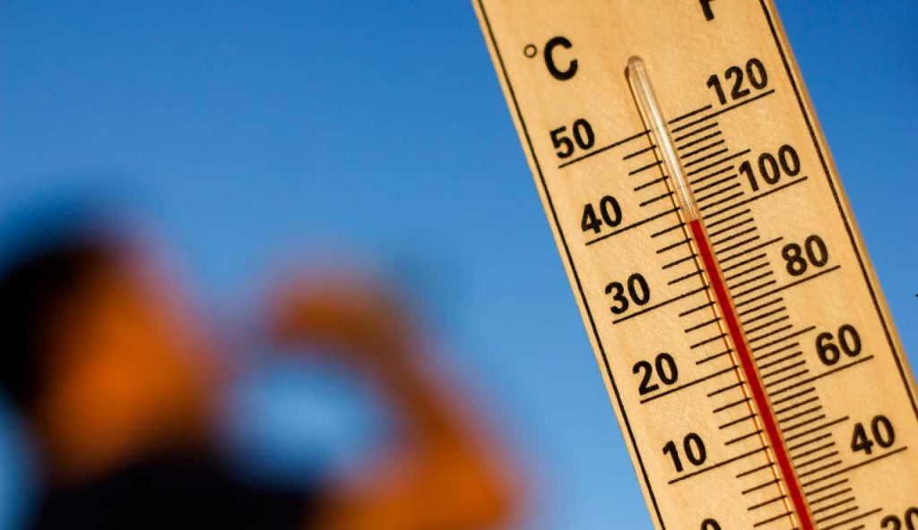 Caldo addio, uso il trucco degli indiani e mi rinfresco anche ad agosto a costo zero: sotto al sole a mezzogiorno non sudo