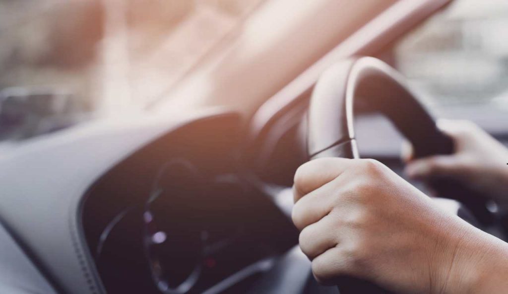 Mano sul volante - Fonte_canva - piemontetopnews.it