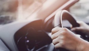 Mano sul volante - Fonte_canva - piemontetopnews.it
