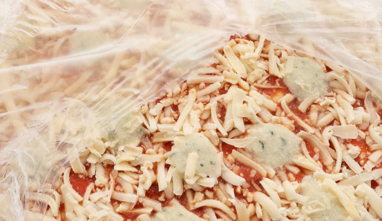Pizza surgelata più schifosa d’Italia: questa non la comprare mai | “Se la mangi sputi sulla Regina Margherita”