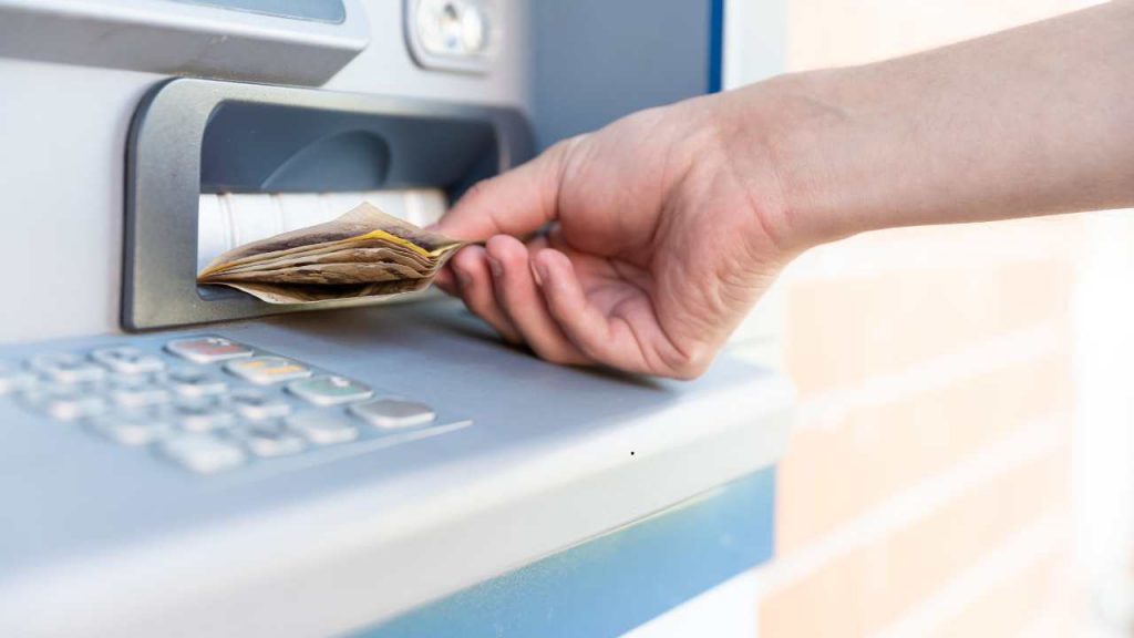 Prelievo al bancomat - fonte_Canva - piemontetopnews.it