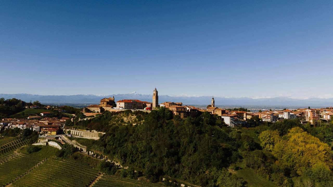 Una veduta dall'alto di La Morra - Piemontetopnews.it