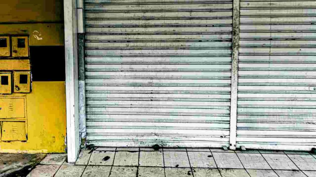 serranda-saracinesca-abbassata-freepik-piemontetopnews.it