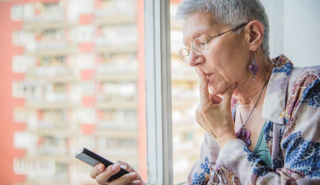 Anziana al cellulare - fonte_Canva - piemontetopnews.it
