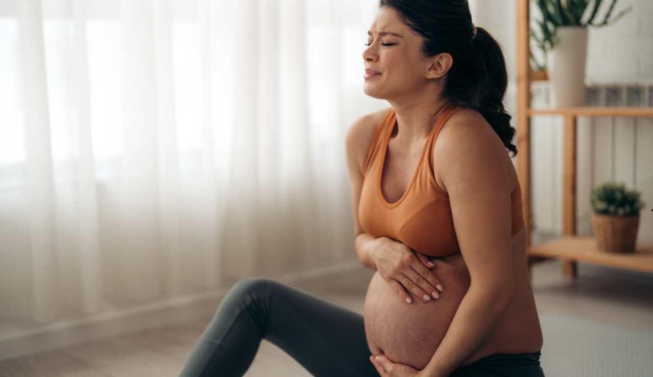 Orrore in ospedale: partorisce ma il feto è rimasto incinta nella pancia della mamma | Malore per le ostetriche