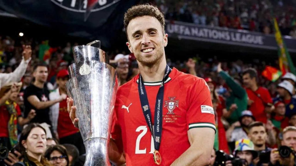 Diogo Jota con il trofeo della Nations League vinto con il Portogallo - Piemontetopnews.it