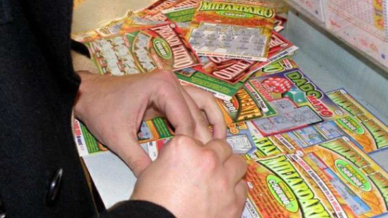 “Chi gioca ai gratta e vinci ci deve 199.750€” | Agenzie delle Entrate cattivissima: così combattono la ludopatia