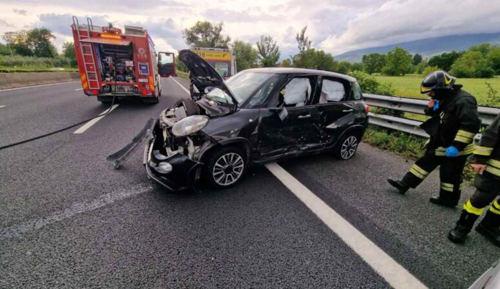 Lunga scia di sangue sulla Torino-Milano: incidente mortale in autostrada | Quattro morti