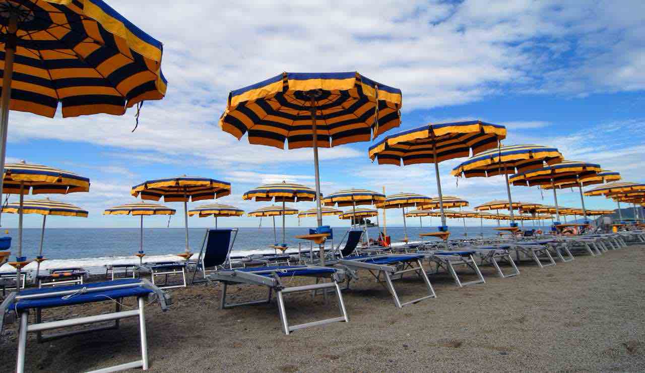 Spiaggia italiana - fonte_Canva - piemontetopnews.it