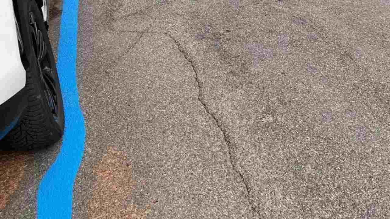 Ultim’ora: ecco le strisce blu “trappola” | Appaiono e scompaiono in base a chi c’è parcheggiato: così ti multano