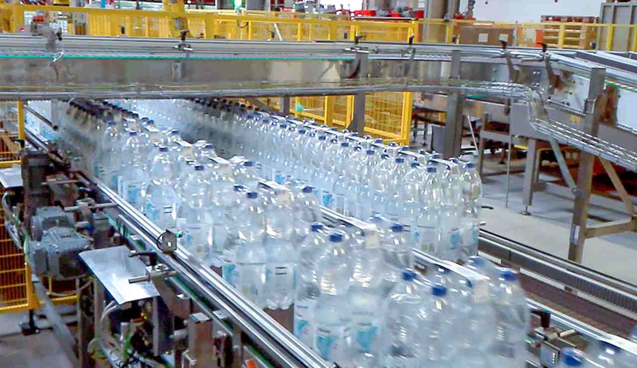 Scandalo nei supermercati più amati d’Italia: “non comprare quest’acqua per nessun motivo” | Ti manda in dialisi
