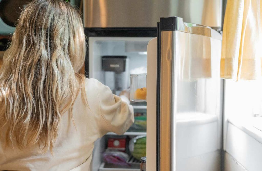 Col trucco del foglietto di carta, il frigo mi consuma la metà: e la mia bolletta ringrazia | Per stavolta ho vinto io