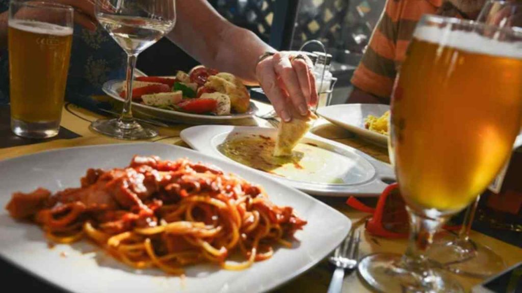 tavola-imbandita-ristorante-depositphotos-piemontetopnews.it