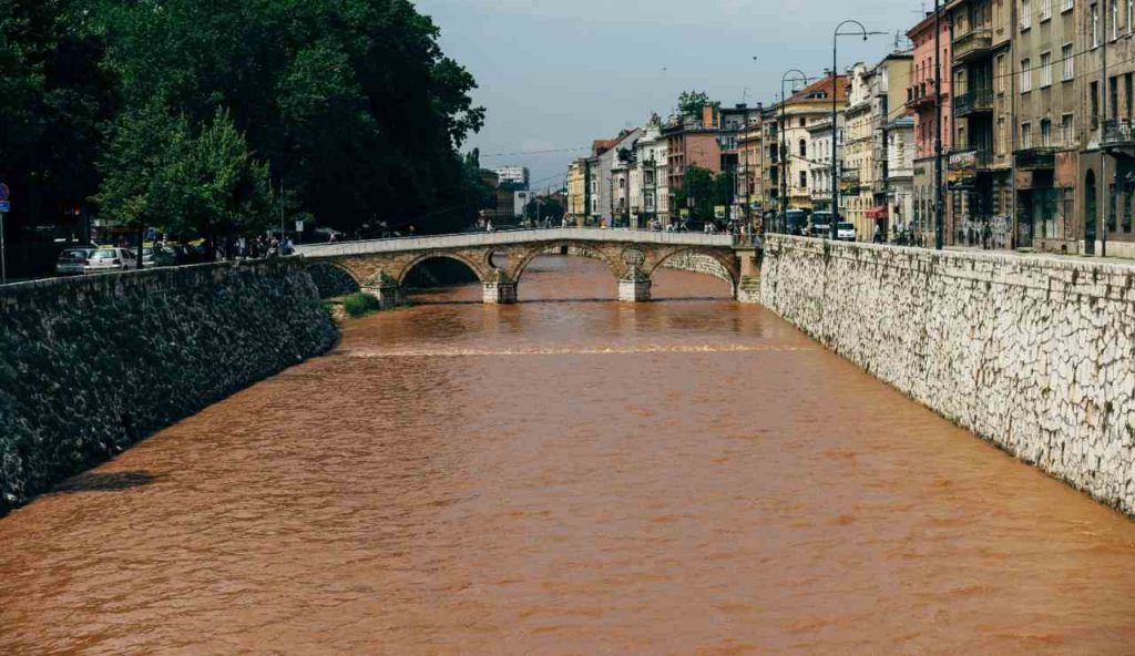 Acque marroni (pexels) - Piemontetopnews.it