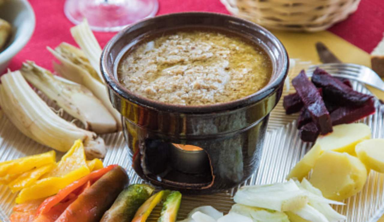 La bagna cauda è il fiore all’occhiello della cucina piemontese: la storia della mitica ricetta