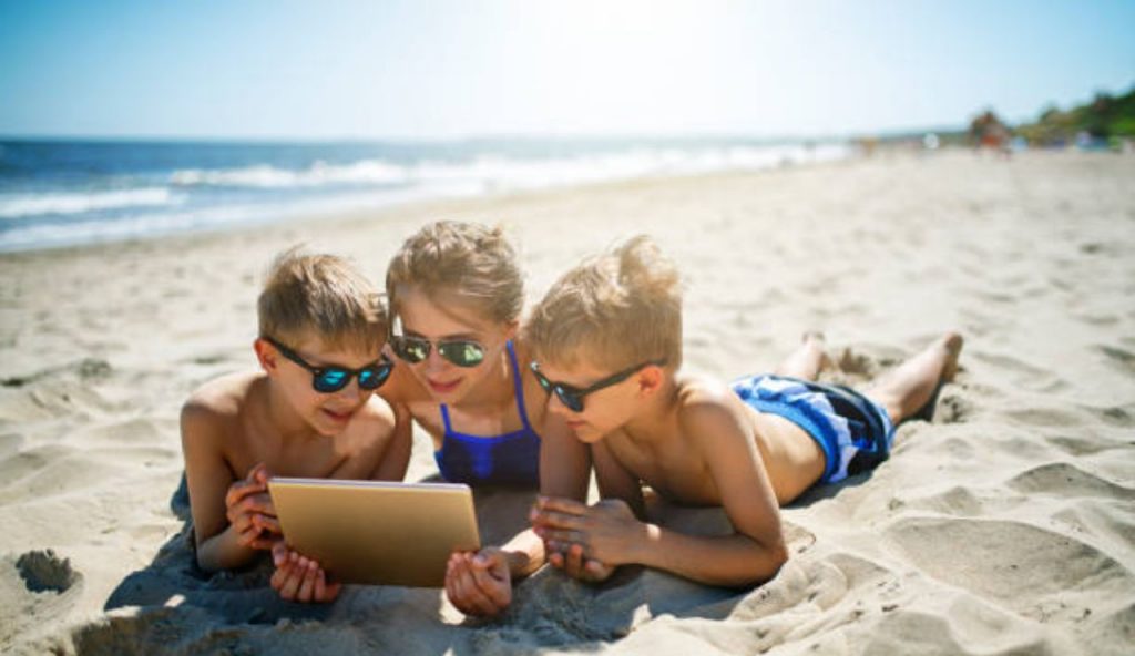 Bambini al mare con tablet (iStock) - Piemontetopnews.it