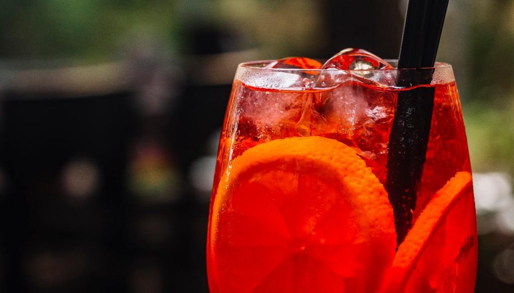 Non bere questo drink alcolico: al bar lo prendiamo tutti per passare il tempo