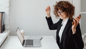 Lavoratrice contenta (web) - Piemontetopnews.it