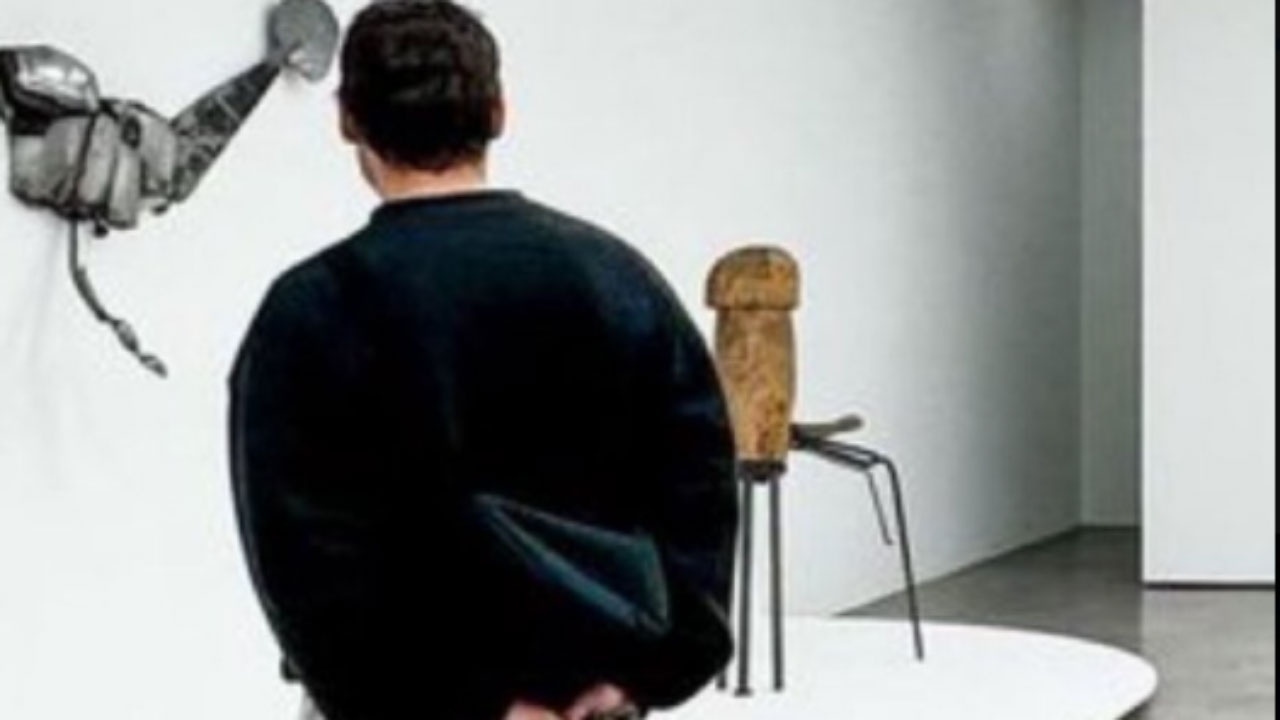 Mani dietro la schiena - Piemontetopnews.it