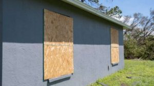 casa-barricata-legno-depositphotos-piemontetopnews.it