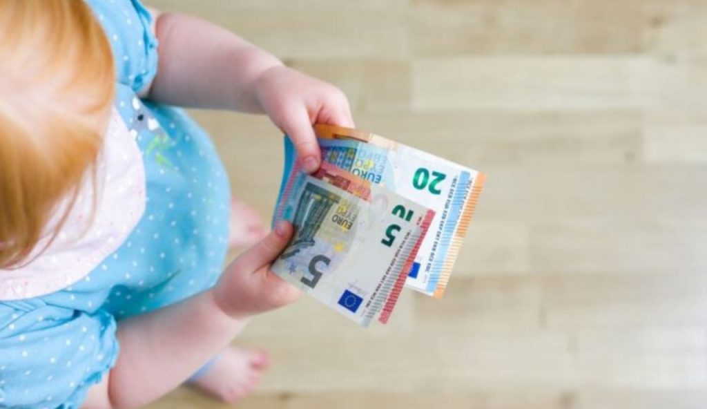 Bambino e soldi (web) - Piemontetopnews.it