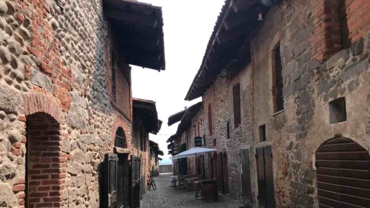 Ti sembrerà di stare nei presepi di San Gregorio Armeno, invece sei nel cuore piemontese